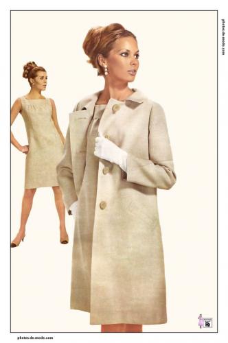 1960Corsetées depuis des siècles, les féministes scandent leurs premiers slogans et la femme, en quête de liberté, emprunte timidement les premiers accessoires du vestiaire masculin. Les motifs sont psychédéliques, le trench-coat se porte en toute saison et les cheveux sont courts.