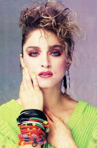 1980Les grands couturiers tels Jean-Paul Gaultier, Thierry Mugler, font parler d’eux. Madonna devient la pop star et l’icône de toute une génération, la mode se décline en fluo, la brassière se porte par-dessus et la mode punk fait ses adeptes.